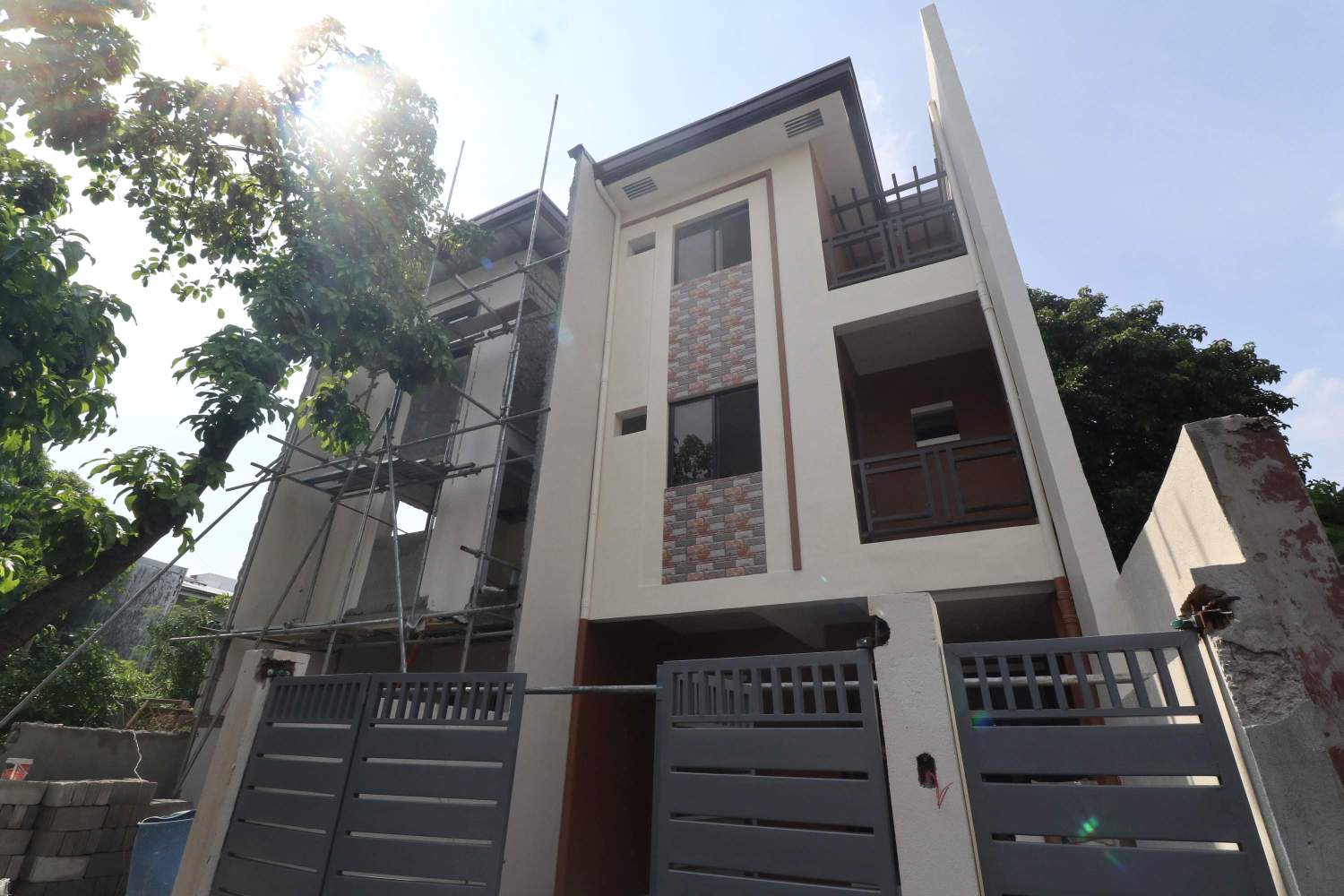 6 Bedroom RFO Townhouse For Sale in West Fairview Quezon City PH2872